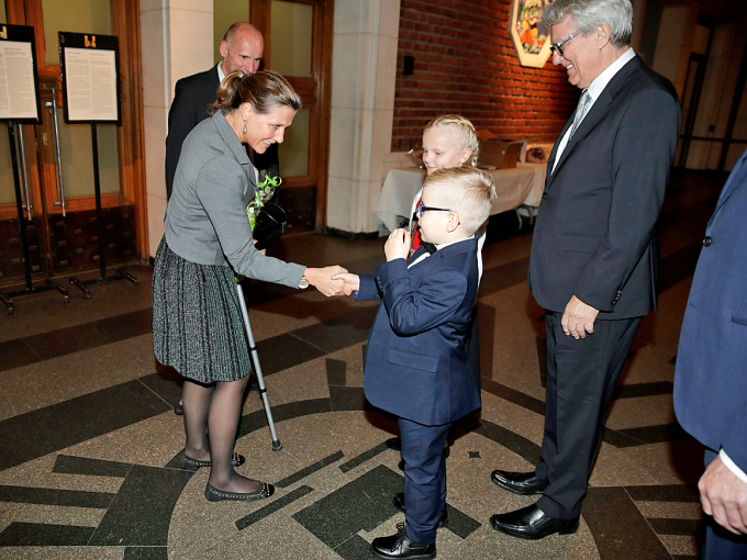 Prinsesse Märtha Louise får overrakt blomster av Eva og Anders Ellingsen. Foto: Lise Åserud / NTB scanpix